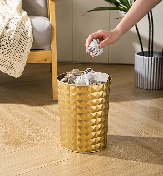 Venalys Small Round Metal Trash Can Wastebasket, Decorative Diamond Pattern Garbage Can Waste Paper Bin, Modern Farmhouse Round Trash Bin for Bathroom, Bedroom, Kitchen and Office (Gold)